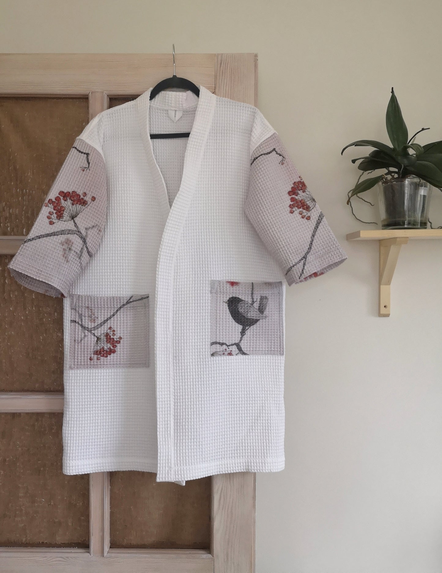 Baltas plonas moteriškas kimono stiliaus chalatas vasarai